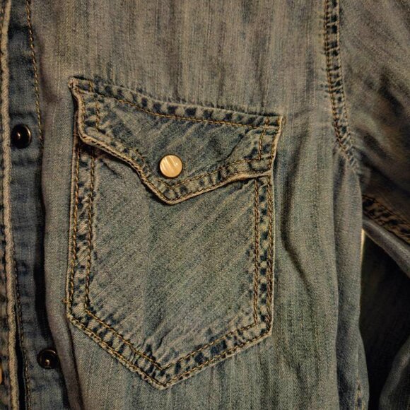 Gap Denim shirt, pearlesque snap closure - Picture 3 of 5